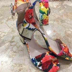 Multicolored ankle strap block heel shoe.